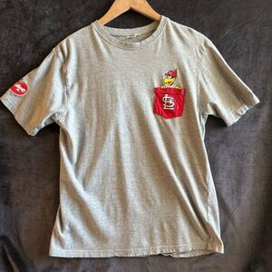 St. Louis Cardinals Pocket Tee‎ Mens M Mascot Fredbird Gray MLB Graphic T-Shirt
